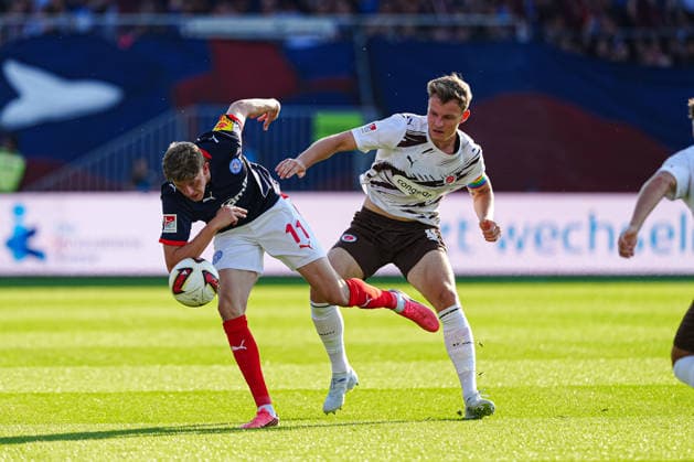 Alexander Bernhardsson (Holstein Kiel, 11), David Nemeth (FC St. Pauli, 04) GER, Holstein Kiel vs. FC St. Pauli, Fußball, 2. Bundesliga, Spieltag 02, Saison 2026 2027, 14.08.2026 DFL REGULATIONS PROHIBIT ANY USE OF PHOTOGRAPHS AS IMAGE SEQUENCES AND OR QUASI-VIDEO GER, Holstein Kiel vs. FC St. Pauli, Fußball, 2. Bundesliga, Spieltag 02, Saison 2026 2027, 14.08.2026 Kiel *** Alexander Bernhardsson, Holstein Kiel, 11; David Nemeth, FC St. Pauli, 04 (GER); Holstein Kiel vs. FC St. Pauli, Soccer, 2. Bundesliga, Matchday 02, 2026–2027 Season, August 14, 2026 DFL regulations prohibit any use of photographs as image sequences and or quasi-video GER, Holstein Kiel vs. FC St. Pauli, Soccer, 2. Bundesliga, Matchday 02, 2026–2027 Season, August 14, 2026, Kiel Copyright: xEibner-Pressefoto MarcelxvonxFehrnx EP_MFN