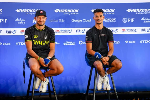 Jake Dennis (Andretti Formula E, 27) und Pascal Wehrlein (Porsche Formula E Team, 94) bei der Pressekonferenz, ABB FIA Formula E World Championship, WM, Weltmeisterschaft London e-Prix 2026, Vereinigtes Koenigreich, Saison 12 2025 26, Runde 16, 14.07.2026, ABB FIA Formula E World Championship, London e-Prix 2026, Vereinigtes Koenigreich, Saison 12 2025 26, Runde 16, 14.07.2026 London *** Jake Dennis of Andretti Formula E, No. 27, and Pascal Wehrlein of the Porsche Formula E Team, No. 94, at the press conference for the ABB FIA Formula E World Championship, 2026 London e-Prix, United Kingdom, Season 12 (2025–26), Round 16, July 14, 2026, ABB FIA Formula E World Championship, 2026 London ePrix, United Kingdom, Season 12 (2025–26), Round 16, July 14, 2026, London Copyright: xEibner-Pressefoto LauraxRoemerx EP_LRR