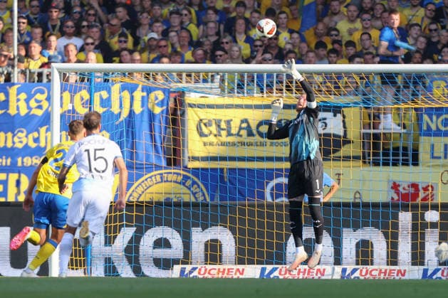 14.08.2026, xtgx, Fussball 2. Bundesliga, Eintracht Braunschweig - VfL Bochum, v.l. Timo Horn (Bochum, 1) Parade, haelt den Ball, faengt den Ball, pariert (DFL DFB REGULATIONS PROHIBIT ANY USE OF PHOTOGRAPHS as IMAGE SEQUENCES and or QUASI-VIDEO) Braunschweig *** August 14, 2026, xtgx, Soccer 2. Bundesliga, Eintracht Braunschweig vs. VfL Bochum, from left: Timo Horn (Bochum), 1 save, holds the ball, catches the ball, makes a save DFL DFB REGULATIONS PROHIBIT ANY USE OF PHOTOGRAPHS as IMAGE SEQUENCES and or QUASI-VIDEO Braunschweig