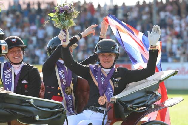 Ehrenrunde nach der Siegerehrung, winkend und feiernde Katharina Hemmer (GER, Deutschland, Germany) an der außenseite der Kutsche: 1. Platz Charlotte Fry (GBR, Grossbritanien, Great Britain, Vereinigtes Königreich) Pferd Glamourdale, 2. Platz Cathrine Laudrup-Dufour (DEN, Dänemark, Denmark) Pferd Mount St John Freestyle, 3. Platz, Bronze, Katharina Hemmer (GER, Deutschland, Germany), Denoix PCH, Dressur, FEI Dressage World Championship, WM, Weltmeisterschaft MEGGLE-Preis, Grand Prix Special, Einzelwertung , AACHEN - FEI World Championships 2026, Weltfest des Pferdesports, Reitsport Weltmeisterschaft 2026, Aachen 2026, Welcome Home 2026, Aachener Soers, 11. bis 23. August 2026, Reitsport, 14.08.2026, Aachen Aachener Soers Deutschland *** Lap of honor after the award ceremony, with Katharina Hemmer (GER, Germany) waving and celebrating on the outside of the carriage; 1st place: Charlotte Fry (GBR, Great Britain, United Kingdom) on Glamourdale; 2nd place: Cathrine Laudrup Dufour (DEN), Denmark, on Mount St John Freestyle; 3rd place, bronze: Katharina Hemmer (GER), Germany, Denoix PCH, Dressage, FEI Dressage World Championship MEGGLE Prize, Grand Prix Special, Individual Classification, AACHEN FEI World Championships 2026, World Festival of Equestrian Sports, 2026 Equestrian World Championships, Aachen 2026, Welcome Home 2026, Aachen Soers, August 11–23, 2026, Equestrian Sports, August 14, 2026, Aachen Soers, Germany
