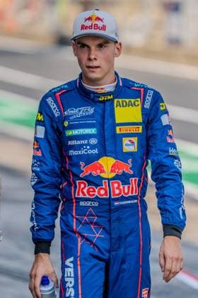 Thierry Vermeulen vom Emil Frey Racing steht im blauen Red-Bull-Rennoverall mit sichtbaren Sponsoren-Logos im Fahrerlager des Nürburgrings. Der niederländische Ferrari-Pilot hält eine Trinkflasche in der Hand. Thierry Vermeulen (Emil Frey Racing) im Fahrerlager am Nürburgring *** Thierry Vermeulen of Emil Frey Racing stands in the Nürburgring paddock wearing a blue Red Bull racing suit with visible sponsor logos. The Dutch Ferrari driver is holding a water bottle. Thierry Vermeulen of Emil Frey Racing in the paddock at the Nürburgring Copyright: xMichaelxSchäferx