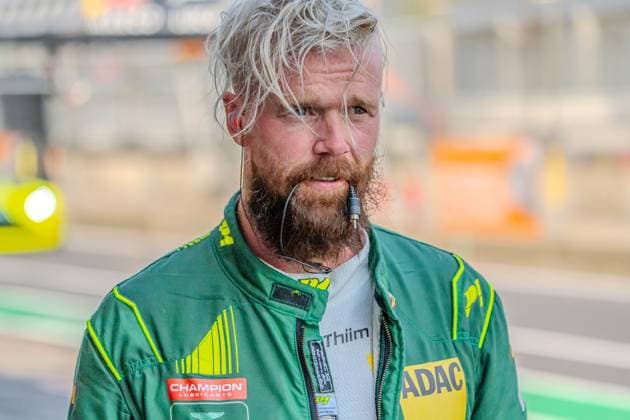 Sport Bilder des Tages Nicki Thiim vom Comtoyou Racing steht in seinem grün-neongelben Rennoverall mit Headset am Nürburgring in der Boxengasse. Auf dem Overall sind die Logos von Champion Lubricants und ADAC sichtbar. Nicki Thiim (Comtoyou Racing) am Nürburgring im Porträt *** Nicki Thiim of Comtoyou Racing stands in the pit lane at the Nürburgring wearing his green-and-neon-yellow racing suit and headset. The Champion Lubricants and ADAC logos are visible on the suit. A portrait of Nicki Thiim of Comtoyou Racing at the Nürburgring Copyright: xMichaelxSchäferx