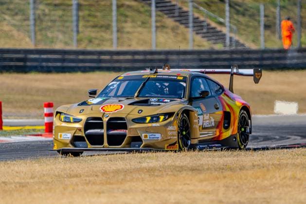 Sport Bilder des Tages Der BMW M4 GT3 3 von Schubert Motorsport mit Kelvin van der Linde am Steuer durchfährt eine Kurve am Nürburgring. Das Fahrzeug trägt eine goldene Shell-Helix-Sonderlackierung mit farbigen Akzenten in Rot, Orange und Grün. BMW M4 GT3 3 von Kelvin van der Linde (Schubert Motorsport) am Nürburgring *** The Schubert Motorsport BMW M4 GT3 No. 3, with Kelvin van der Linde at the wheel, navigates a turn at the Nürburgring. The car features a special gold Shell Helix paint scheme with red accents, orange, and green. Kelvin van der Linde’s BMW M4 GT3 3 from Schubert Motorsport at the Nürburgring Copyright: xMichaelxSchäferx