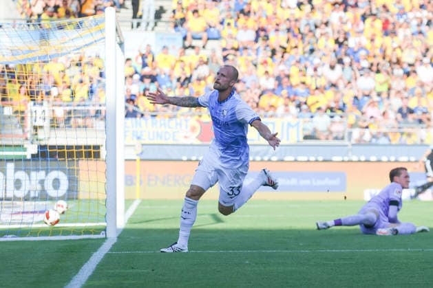 14.08.2026, xtgx, Fussball 2. Bundesliga, Eintracht Braunschweig - VfL Bochum, v.l. Philipp Hofmann (Bochum, 33) Jubel, Torjubel, jubelt ueber das Tor, celebrate the goal, celebration (DFL DFB REGULATIONS PROHIBIT ANY USE OF PHOTOGRAPHS as IMAGE SEQUENCES and or QUASI-VIDEO) Braunschweig *** August 14, 2026, xtgx, Soccer 2. Bundesliga, Eintracht Braunschweig vs. VfL Bochum, from left: Philipp Hofmann (Bochum), 33, celebrating, Goal celebration, celebrating the goal, DFL DFB REGULATIONS PROHIBIT ANY USE OF PHOTOGRAPHS as IMAGE SEQUENCES and or QUASI-VIDEO Braunschweig
