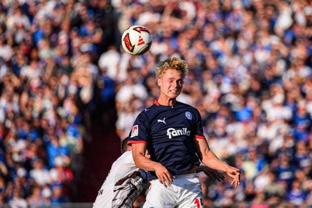 Fußball I Herren I Saison 2026-2027 I 2. Bundesliga I 2. Spieltag I Holstein Kiel - FC St. Pauli I 14.08.2026 Kasper Davidsen (15, Holstein Kiel) Kiel Holstein-Stadion Schleswig-Holstein Deutschland *** Soccer I Men s I 2026–2027 Season I 2. Bundesliga I Matchday 2 I Holstein Kiel vs. FC St. Pauli I August 14, 2026 Kasper Davidsen 15, Holstein Kiel, Kiel Holstein Stadium, Schleswig-Holstein, Germany Copyright: xLobecax xHenningxRohlfsx