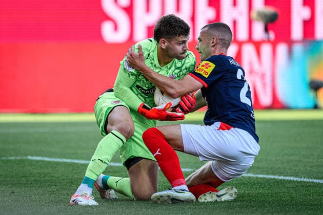Sport Bilder des Tages Fußball I Herren I Saison 2026-2027 I 2. Bundesliga I 2. Spieltag I Holstein Kiel - FC St. Pauli I 14.08.2026 Ben Voll (1, FC St. Pauli), David Zec (26, Holstein Kiel) Kiel Holstein-Stadion Schleswig-Holstein Deutschland *** Soccer I Men s I 2026–2027 Season I 2. Bundesliga I Matchday 2 I Holstein Kiel vs. FC St. Pauli I August 14, 2026 Ben Voll 1, FC St. Pauli, David Zec 26, Holstein Kiel, Kiel Holstein Stadium, Schleswig-Holstein, Germany Copyright: xLobecax xHenningxRohlfsx