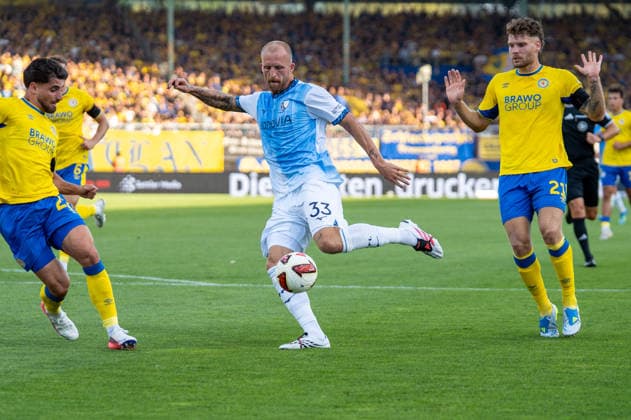Deutschland: Fussball 2. Bundesliga, 2. Spieltag 2026 2027, Eintracht Braunschweig - VfL Bochum am 14.08.2026 in Braunschweig (Eintracht-Stadion): Tor zum 0:1 Philipp Hofmann (VfL Bochum, 33) Torschuss Kevin Ehlers (Eintracht Braunschweig, 21) *** German Soccer 2. Bundesliga, Matchday 2, 2026–2027, Eintracht Braunschweig vs. VfL Bochum on August 14, 2026, at Eintracht Stadium in Braunschweig; goal to make it 0–1 by Philipp Hofmann (VfL Bochum), 33; shot on goal by Kevin Ehlers (Eintracht Braunschweig), 21 Copyright: xSvenxHeidmannx