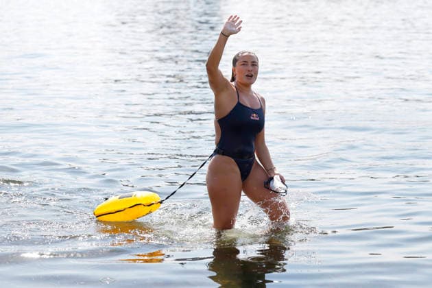 Extremschwimmerin Nathalie Pohl bei ihrer Zielankunft nach der vierten Schwimm-Etappe von Bad Honnef nach Köln. Die Sportlerin ist 200 Kilometer durch den Rhein geschwommen für einen guten Zweck. Mit den Spenden sollen Kinder dabei unterstützt werden, das Schwimmen zu lernen. Köln, 14.08.2026 NRW Deutschland *** Extreme swimmer Nathalie Pohl crossing the finish line after the fourth leg of her swim from Bad Honnef to Cologne. The athlete swam 200 kilometers across the Rhine for a good cause. The donations will be used to help children learn to swim. Cologne, August 14, 2026, North Rhine-Westphalia, Germany Copyright: xChristophxHardtx