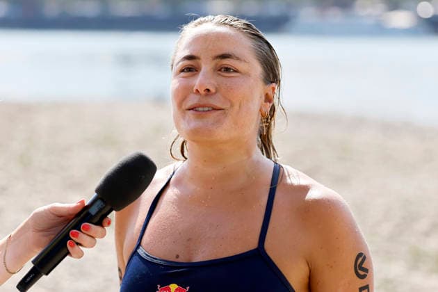 Extremschwimmerin Nathalie Pohl bei ihrer Zielankunft nach der vierten Schwimm-Etappe von Bad Honnef nach Köln. Die Sportlerin ist 200 Kilometer durch den Rhein geschwommen für einen guten Zweck. Mit den Spenden sollen Kinder dabei unterstützt werden, das Schwimmen zu lernen. Köln, 14.08.2026 NRW Deutschland *** Extreme swimmer Nathalie Pohl crossing the finish line after the fourth leg of her swim from Bad Honnef to Cologne. The athlete swam 200 kilometers across the Rhine for a good cause. The donations will be used to help children learn to swim. Cologne, August 14, 2026, North Rhine-Westphalia, Germany Copyright: xChristophxHardtx