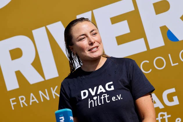 Extremschwimmerin Nathalie Pohl bei ihrer Zielankunft nach der vierten Schwimm-Etappe von Bad Honnef nach Köln. Die Sportlerin ist 200 Kilometer durch den Rhein geschwommen für einen guten Zweck. Mit den Spenden sollen Kinder dabei unterstützt werden, das Schwimmen zu lernen. Köln, 14.08.2026 NRW Deutschland *** Extreme swimmer Nathalie Pohl crossing the finish line after the fourth leg of her swim from Bad Honnef to Cologne. The athlete swam 200 kilometers across the Rhine for a good cause. The donations will be used to help children learn to swim. Cologne, August 14, 2026, North Rhine-Westphalia, Germany Copyright: xChristophxHardtx