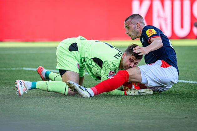 Fußball I Herren I Saison 2026-2027 I 2. Bundesliga I 2. Spieltag I Holstein Kiel - FC St. Pauli I 14.08.2026 Ben Voll (1, FC St. Pauli), David Zec (26, Holstein Kiel) Kiel Holstein-Stadion Schleswig-Holstein Deutschland *** Soccer I Men s I 2026–2027 Season I 2. Bundesliga I Matchday 2 I Holstein Kiel vs. FC St. Pauli I August 14, 2026 Ben Voll 1, FC St. Pauli, David Zec 26, Holstein Kiel, Kiel Holstein Stadium, Schleswig-Holstein, Germany Copyright: xLobecax xHenningxRohlfsx