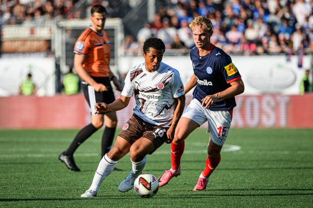 Fußball I Herren I Saison 2026-2027 I 2. Bundesliga I 2. Spieltag I Holstein Kiel - FC St. Pauli I 14.08.2026 Joel Chima Fujita (16, FC St. Pauli), Kasper Davidsen (15, Holstein Kiel) Kiel Holstein-Stadion Schleswig-Holstein Deutschland *** Soccer I Men s I 2026–2027 Season I 2. Bundesliga I Matchday 2 I Holstein Kiel vs. FC St. Pauli I August 14, 2026 Joel Chima Fujita 16, FC St. Pauli, Kasper Davidsen 15, Holstein Kiel, Kiel Holstein Stadium, Schleswig-Holstein, Germany Copyright: xLobecax xHenningxRohlfsx