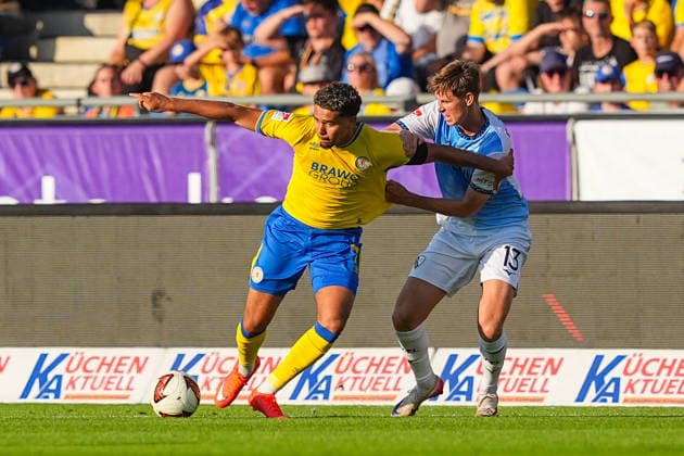 14.08.2026, xydrx, Fußball, 2. Fußball Bundesliga, Eintracht Braunschweig - VfL Bochum, Saison 2026 2027, Eintracht-Stadion: Yann Sturm (Eintracht Braunschweig, 7) im Zweikampf gegen Oliver Olsen (VfL Bochum, 13) DFB regulations prohibit any use of photographs as image sequences and or quasi-video. *** August 14, 2026, xydrx, Soccer, 2. Bundesliga, Eintracht Braunschweig vs. VfL Bochum, 2026–2027 season, Eintracht Stadium, Yann Sturm (Eintracht Braunschweig), No. 7 in a tackle against Oliver Olsen (VfL Bochum), 13. DFB regulations prohibit any use of photographs as image sequences and or quasi-video Copyright: HMBxMedia YannisxDreimann