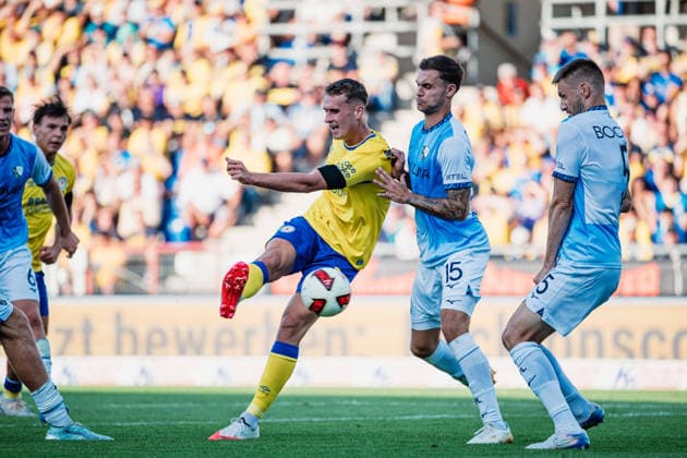 2. Bundesliga: Eintracht Braunschweig vs. VfL Bochum, 14.08.2026 Jan Urbich (Eintracht Braunschweig, 27) schießt aufs Tor, daneben Michael Steinwender (VfL Bochum 1848, 15); Fußball, 2. Bundesliga, 2. Spieltag: Eintracht Braunschweig vs. VfL Bochum am 14.08.2026 im Eintracht-Stadion, Braunschweig DFL REGULATIONS PROHIBIT ANY USE OF PHOTOGRAPHS AS IMAGE SEQUENCES AND OR QUASI-VIDEO. *** 2. Bundesliga: Eintracht Braunschweig vs. VfL Bochum, August 14, 2026; Jan Urbich (Eintracht Braunschweig, 27) shoots at the goal, but misses; Michael Steinwender (VfL Bochum 1848, 15); soccer, 2. Bundesliga, Matchday 2: Eintracht Braunschweig vs. VfL Bochum on August 14, 2026, at Eintracht Stadium, Braunschweig. DFL regulations prohibit any use of photographs as image sequences and or quasi-video. Copyright: xBEAUTIFULxSPORTS Tonhäuserx