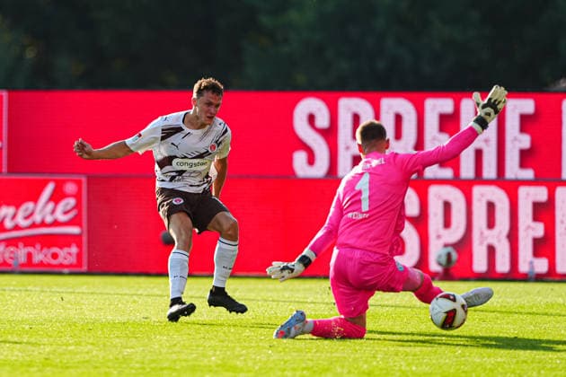 Tor zum 0:1 Martijn Kaars (FC St. Pauli, 19) GER, Holstein Kiel vs. FC St. Pauli, Fußball, 2. Bundesliga, Spieltag 02, Saison 2026 2027, 14.08.2026 DFL REGULATIONS PROHIBIT ANY USE OF PHOTOGRAPHS AS IMAGE SEQUENCES AND OR QUASI-VIDEO GER, Holstein Kiel vs. FC St. Pauli, Fußball, 2. Bundesliga, Spieltag 02, Saison 2026 2027, 14.08.2026 Kiel *** Goal: 0–1 Martijn Kaars, FC St. Pauli, 19 GER, Holstein Kiel vs. FC St. Pauli, Soccer, 2. Bundesliga, Matchday 02, 2026–2027 Season, August 14, 2026 DFL regulations prohibit any use of photographs as image sequences and or quasi-video GER, Holstein Kiel vs. FC St. Pauli, Soccer, 2. Bundesliga, Matchday 02, 2026–2027 Season, August 14, 2026, Kiel Copyright: xEibner-Pressefoto MarcelxvonxFehrnx EP_MFN
