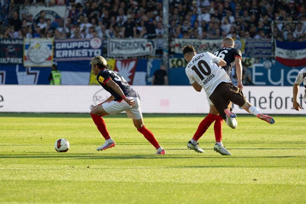 14.08.2026 Fußball 2. Bundesliga Männer Saison 2026 2027 2. Spieltag Holstein Kiel - FC St. Pauli (Kiel in Blau, St. Pauli in Weiß) Hiroki Sekine (li.), Branimir Hrgota Kiel Holstein Stadion, Westring 501 Schleswig Holstein Deutschland *** August 14, 2026 Soccer 2. Bundesliga Men s 2026–2027 Season, Matchday 2: Holstein Kiel vs. FC St. Pauli; Kiel in blue, St. Pauli in white; Hiroki Sekine (left), Branimir Hrgota; Holstein Kiel Stadium, Westring 501, Schleswig-Holstein, Germany