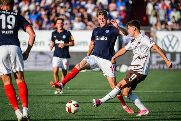 Fußball I Herren I Saison 2026-2027 I 2. Bundesliga I 2. Spieltag I Holstein Kiel - FC St. Pauli I 14.08.2026 Alexander Bernhardsson (11, Holstein Kiel), Arkadiusz Pyrka (11, FC St. Pauli) Kiel Holstein-Stadion Schleswig-Holstein Deutschland *** Soccer I Men s I 2026–2027 Season I 2. Bundesliga I Matchday 2 I Holstein Kiel vs. FC St. Pauli I August 14, 2026 Alexander Bernhardsson 11, Holstein Kiel, Arkadiusz Pyrka 11, FC St. Pauli, Kiel, Holstein Stadium, Schleswig-Holstein, Germany Copyright: xLobecax xHenningxRohlfsx