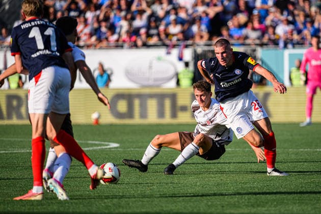 Fußball I Herren I Saison 2026-2027 I 2. Bundesliga I 2. Spieltag I Holstein Kiel - FC St. Pauli I 14.08.2026 Martijn Kaars (19, FC St. Pauli), David Zec (26, Holstein Kiel) Kiel Holstein-Stadion Schleswig-Holstein Deutschland *** Soccer I Men s I 2026–2027 Season I 2. Bundesliga I Matchday 2 I Holstein Kiel vs. FC St. Pauli I August 14, 2026 Martijn Kaars 19, FC St. Pauli, David Zec 26, Holstein Kiel, Kiel Holstein Stadium, Schleswig-Holstein, Germany Copyright: xLobecax xHenningxRohlfsx