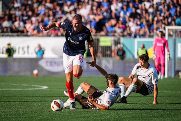 Fußball I Herren I Saison 2026-2027 I 2. Bundesliga I 2. Spieltag I Holstein Kiel - FC St. Pauli I 14.08.2026 David Zec (26, Holstein Kiel), Arkadiusz Pyrka (11, FC St. Pauli), Martijn Kaars (19, FC St. Pauli) Kiel Holstein-Stadion Schleswig-Holstein Deutschland *** Soccer I Men s I 2026–2027 Season I 2. Bundesliga I Matchday 2 I Holstein Kiel vs. FC St. Pauli I August 14, 2026 David Zec 26, Holstein Kiel, Arkadiusz Pyrka 11, FC St. Pauli, Martijn Kaars 19, FC St. Pauli; Kiel Holstein Stadium, Schleswig-Holstein, Germany Copyright: xLobecax xHenningxRohlfsx