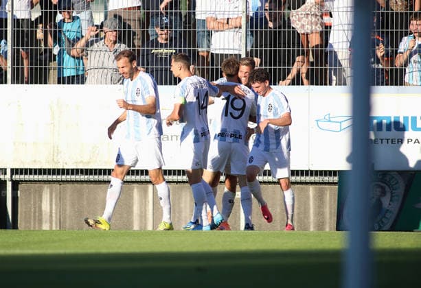Fussball, Herren, Regionalliga Bayern, Saison 2026 2027, FC Memmingen - TSV 1860 München , e-con Arena Park im Memminger Stadion 0:1 durch Florian Niederlechner (TSV 1860 München), Tor, Jubel, Führung *** Soccer, Men s, Bavarian Regional League, 2026–2027 Season, FC Memmingen vs. TSV 1860 Munich, at Arena Park in Memmingen Stadium, 0–1 by Florian Niederlechner (TSV 1860 Munich), goal, celebration, lead