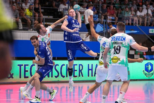 14.08.2026, xgox, Handball - Wartburg Cup TBV Lemgo-Lippe - SC Magdeburg emspor, v.l. Niels Geradus Versteijnen (Lemgo, 25) wirft Tor, Torschuetze, erzielt Tor, Treffer, scores the goal Eisenach *** August 14, 2026, xgox, Handball Wartburg Cup: TBV Lemgo vs. Lippe SC Magdeburg, emspor; from left: Niels Geradus Versteijnen (Lemgo), 25 shots on goal, goal scorer, scores the goal, Eisenach