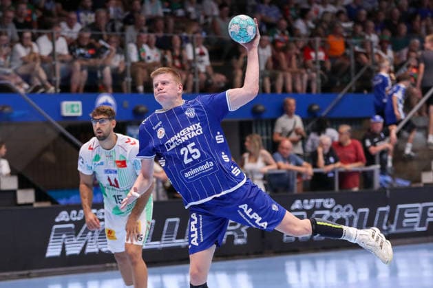 14.08.2026, xgox, Handball - Wartburg Cup TBV Lemgo-Lippe - SC Magdeburg emspor, v.l. Niels Geradus Versteijnen (Lemgo, 25) beim Siebenmeter Eisenach *** August 14, 2026, xgox, Handball Wartburg Cup: TBV Lemgo vs. Lippe SC Magdeburg emspor, from left: Niels Geradus Versteijnen (Lemgo), 25, during a penalty throw in Eisenach