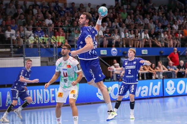 14.08.2026, xgox, Handball - Wartburg Cup TBV Lemgo-Lippe - SC Magdeburg emspor, v.l. Hendrik Wagner (Lemgo, 28) am Ball, plays the ball Eisenach *** August 14, 2026, xgox, Handball Wartburg Cup: TBV Lemgo vs. Lippe SC Magdeburg emspor; from left: Hendrik Wagner (Lemgo), 28 on the ball, plays the ball (Eisenach)