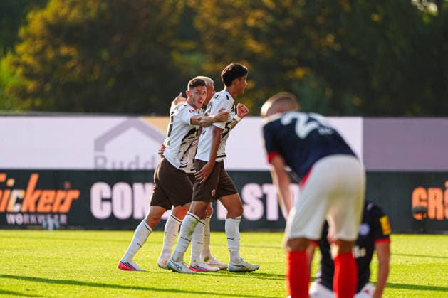 Torjubel FC St. Pauli nach Tor zum 0:2 Taichi Hara (FC St. Pauli, 18) GER, Holstein Kiel vs. FC St. Pauli, Fußball, 2. Bundesliga, Spieltag 02, Saison 2026 2027, 14.08.2026 DFL REGULATIONS PROHIBIT ANY USE OF PHOTOGRAPHS AS IMAGE SEQUENCES AND OR QUASI-VIDEO GER, Holstein Kiel vs. FC St. Pauli, Fußball, 2. Bundesliga, Spieltag 02, Saison 2026 2027, 14.08.2026 Kiel *** FC St. Pauli celebrates after Taichi Hara scores to make it 0–2, FC St. Pauli, 18 GER, Holstein Kiel vs. FC St. Pauli, Soccer, 2. Bundesliga, Matchday 02, 2026–2027 Season, August 14, 2026 DFL regulations prohibit any use of photographs as image sequences and or quasi-video (GER), Holstein Kiel vs. FC St. Pauli, Soccer, 2. Bundesliga, Matchday 02, 2026–2027 Season, August 14, 2026, Kiel Copyright: xEibner-Pressefoto MarcelxvonxFehrnx EP_MFN