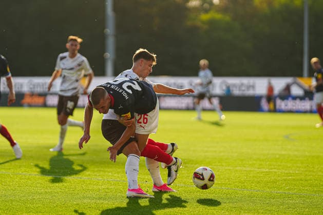 Arkadiusz Pyrka (FC St. Pauli, 11), David Zec (Holstein Kiel, 26) GER, Holstein Kiel vs. FC St. Pauli, Fußball, 2. Bundesliga, Spieltag 02, Saison 2026 2027, 14.08.2026 DFL REGULATIONS PROHIBIT ANY USE OF PHOTOGRAPHS AS IMAGE SEQUENCES AND OR QUASI-VIDEO GER, Holstein Kiel vs. FC St. Pauli, Fußball, 2. Bundesliga, Spieltag 02, Saison 2026 2027, 14.08.2026 Kiel *** Arkadiusz Pyrka, FC St. Pauli, 11; David Zec, Holstein Kiel, 26 (GER); Holstein Kiel vs. FC St. Pauli, Soccer, 2. Bundesliga, Matchday 02, 2026–2027 Season, August 14, 2026 DFL regulations prohibit any use of photographs as image sequences and or quasi-video GER, Holstein Kiel vs. FC St. Pauli, soccer, 2. Bundesliga, Matchday 02, 2026–2027 season, August 14, 2026, Kiel Copyright: xEibner-Pressefoto MarcelxvonxFehrnx EP_MFN
