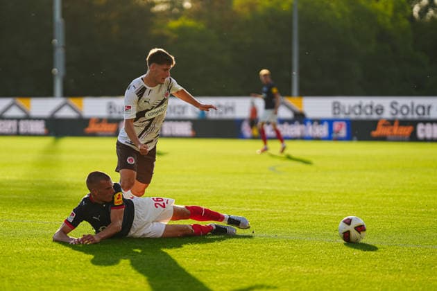 Arkadiusz Pyrka (FC St. Pauli, 11), David Zec (Holstein Kiel, 26) GER, Holstein Kiel vs. FC St. Pauli, Fußball, 2. Bundesliga, Spieltag 02, Saison 2026 2027, 14.08.2026 DFL REGULATIONS PROHIBIT ANY USE OF PHOTOGRAPHS AS IMAGE SEQUENCES AND OR QUASI-VIDEO GER, Holstein Kiel vs. FC St. Pauli, Fußball, 2. Bundesliga, Spieltag 02, Saison 2026 2027, 14.08.2026 Kiel *** Arkadiusz Pyrka, FC St. Pauli, 11; David Zec, Holstein Kiel, 26 (GER); Holstein Kiel vs. FC St. Pauli, Soccer, 2. Bundesliga, Matchday 02, 2026–2027 Season, August 14, 2026 DFL regulations prohibit any use of photographs as image sequences and or quasi-video GER, Holstein Kiel vs. FC St. Pauli, soccer, 2. Bundesliga, Matchday 02, 2026–2027 season, August 14, 2026, Kiel Copyright: xEibner-Pressefoto MarcelxvonxFehrnx EP_MFN