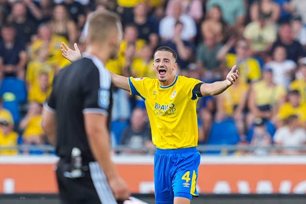 14.08.2026, xydrx, Fußball, 2. Fußball Bundesliga, Eintracht Braunschweig - VfL Bochum, Saison 2026 2027, Eintracht-Stadion: Andi Hoti (Eintracht Braunschweig, 4) gestikulierend, beschwert sich in Richtung Marc Philip Eckermann (Schiedsrichter) DFB regulations prohibit any use of photographs as image sequences and or quasi-video. *** August 14, 2026, xydrx, Soccer, 2. Bundesliga, Eintracht Braunschweig vs. VfL Bochum, 2026–2027 season, Eintracht Stadium, Andi Hoti, Eintracht Braunschweig, 4 gesturing, complaining toward referee Marc Philip Eckermann. DFB regulations prohibit any use of photographs as image sequences and or quasi-video. Copyright: HMBxMedia YannisxDreimann