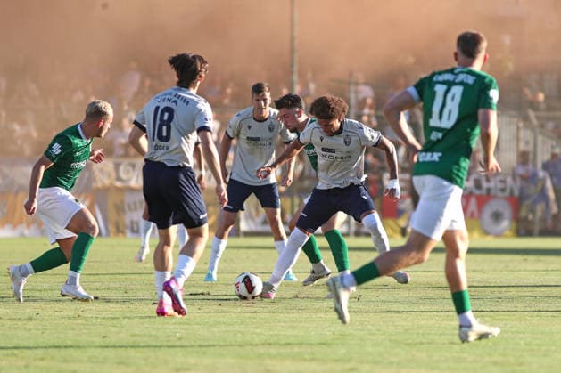 Fußball Regionalliga Nordost: BSG Chemie Leipzig - FC Carl Zeiss Jena; 14.08.2026 Kevin Lankford (7, Carl Zeiss Jena) vor Valon Aliji (14, Chemie Leipzig). Fußball, Regionalliga Nordost, Saison 2026 2027, 5. Spieltag: BSG Chemie Leipzig vs. FC Carl Zeiss Jena am 14.08.2026 im Alfred-Kunze-Sportpark, Leipzig Leutzsch. *** Soccer, Northeast Regional League: BSG Chemie Leipzig vs. FC Carl Zeiss Jena, August 14, 2026; Kevin Lankford 7, Carl Zeiss Jena leads Valon Aliji 14; Chemie Leipzig Soccer, Northeast Regional League, 2026–2027 Season, Matchday 5: BSG Chemie Leipzig vs. FC Carl Zeiss Jena on August 14, 2026, at Alfred Kunze Sportpark, Leipzig-Leutzsch Copyright: xBEAUTIFULxSPORTS JanxKaeferx