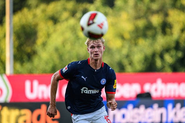 Fußball I Herren I Saison 2026-2027 I 2. Bundesliga I 2. Spieltag I Holstein Kiel - FC St. Pauli I 14.08.2026 Kasper Davidsen (15, Holstein Kiel) Kiel Holstein-Stadion Schleswig-Holstein Deutschland *** Soccer I Men s I 2026–2027 Season I 2. Bundesliga I Matchday 2 I Holstein Kiel vs. FC St. Pauli I August 14, 2026 Kasper Davidsen 15, Holstein Kiel, Kiel Holstein Stadium, Schleswig-Holstein, Germany Copyright: xLobecax xHenningxRohlfsx