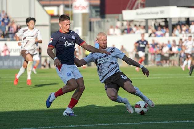 Foto : Louis OPPIE (Pauli) gegen Adrian Kapralik (Kiel , links) Fussball 2. Bundesliga , 2. Spieltag am Fr. 14.08.2026 Holstein Kiel - FC St. Pauli *** Photo: Louis OPPIE Pauli vs. Adrian Kapralik, Kiel; left: Soccer, 2. Bundesliga, Matchday 2 on Fri, Aug 14, 2026, Holstein Kiel vs. FC St. Pauli