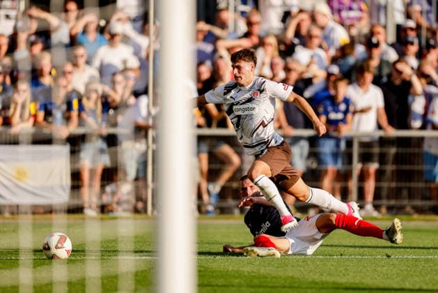 Kiel, 14. August 2026 - Fußball, 2. Bundesliga 2026 27, Holstein Kiel - FC St. Pauli: Arkadiusz Pyrka (FC St. Pauli, 11), Ivan Nekic (Holstein Kiel, 13) DFL REGULATIONS PROHIBIT ANY USE OF PHOTOGRAPHS AS IMAGE SEQUENCES AND OR QUASI-VIDEO. *** Kiel, August 14, 2026 Soccer, 2026–27 2. Bundesliga, Holstein Kiel vs. FC St. Pauli, Arkadiusz Pyrka (FC St. Pauli), 11, Ivan Nekic (Holstein Kiel), 13. DFL regulations prohibit any use of photographs as image sequences and or quasi-video.