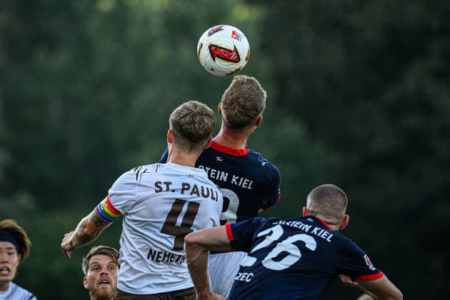 Fußball I Herren I Saison 2026-2027 I 2. Bundesliga I 2. Spieltag I Holstein Kiel - FC St. Pauli I 14.08.2026 David Nemeth (4, FC St. Pauli), Phil Harres (19, Holstein Kiel) Kiel Holstein-Stadion Schleswig-Holstein Deutschland *** Soccer I Men s I 2026–2027 Season I 2. Bundesliga I Matchday 2 I Holstein Kiel vs. FC St. Pauli I August 14, 2026 David Nemeth 4, FC St. Pauli, Phil Harres 19, Holstein Kiel, Kiel Holstein Stadium, Schleswig-Holstein, Germany Copyright: xLobecax xHenningxRohlfsx