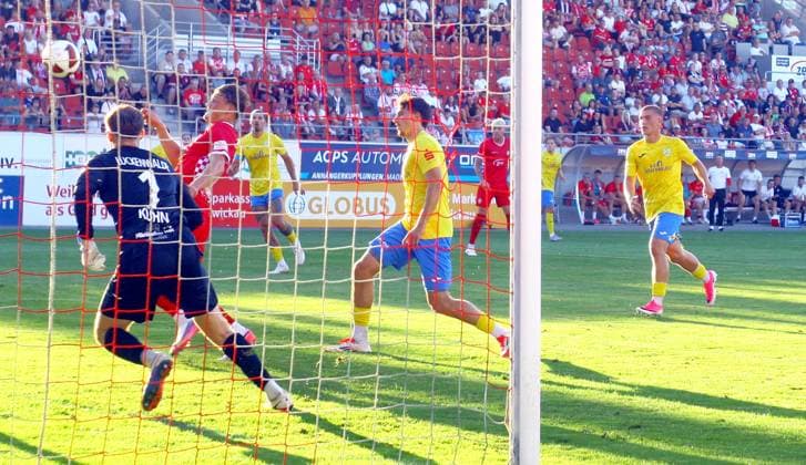 Tim Hannemann (Zwickau, 2.v.l.) überwindet Torhüter Jasper Kühn (Luckenwalde, links) zum 1:1. Fußball Regionalliga Nordost 2026 27 FSV Zwickau - FSV Luckenwalde am 14.8.2026 FSV Zwickau - FSV Luckenwalde *** Tim Hannemann Zwickau, second from the left, beats goalkeeper Jasper Kühn of Luckenwalde (left) to make it 1–1 in the 2026–27 Northeast Regional League soccer match between FSV Zwickau and FSV Luckenwalde on August 14, 2026. FSV Zwickau vs. FSV Luckenwalde