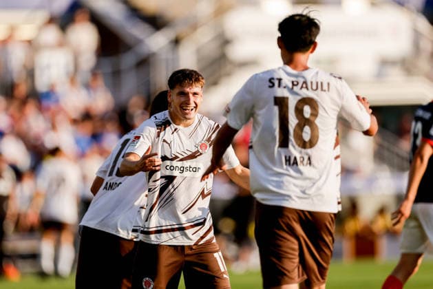 Kiel, 14. August 2026 - Fußball, 2. Bundesliga 2026 27, Holstein Kiel - FC St. Pauli: Arkadiusz Pyrka (FC St. Pauli, 11) und Taichi Hara (FC St. Pauli, 18) bejubeln Treffer zum 0:2 DFL REGULATIONS PROHIBIT ANY USE OF PHOTOGRAPHS AS IMAGE SEQUENCES AND OR QUASI-VIDEO. *** Kiel, August 14, 2026; Soccer, 2026–27 2. Bundesliga, Holstein Kiel vs. FC St. Pauli: Arkadiusz Pyrka (FC St. Pauli, 11) and Taichi Hara (FC St. Pauli, 18) celebrate the goal that made it 0–2. DFL REGULATIONS PROHIBIT ANY USE OF PHOTOGRAPHS AS IMAGE SEQUENCES AND OR QUASI-VIDEO
