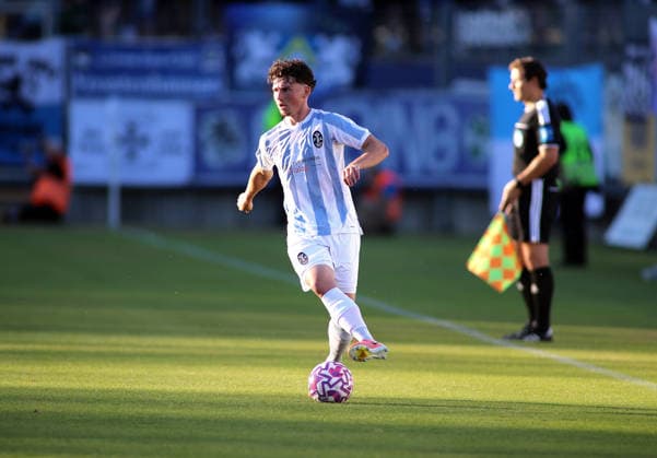Fussball, Herren, Regionalliga Bayern, Saison 2026 2027, FC Memmingen - TSV 1860 München , e-con Arena Park im Memminger Stadion Lance Fiedler (TSV 1860 München) mit Ball im Angriff *** Soccer, Men s, Bavarian Regional League, 2026–2027 Season, FC Memmingen vs. TSV 1860 Munich, at Arena Park in Memmingen Stadium; Lance Fiedler of TSV 1860 Munich on the attack with the ball