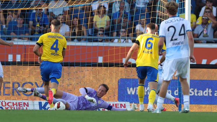 Braunschweig vs Bochum, 2. BL Braunschweig, 14.08.2026, Fußball, Herren, 2. BL, Saison 2026 2027, Eintracht Braunschweig vs. VfL Bochum: Torwart Ron-Thorben Hoffmann (Eintracht Braunschweig) (DFL DFB REGULATIONS PROHIBIT ANY USE OF PHOTOGRAPHS as IMAGE SEQUENCES and or QUASI-VIDEO) Stadion an der Hamburger Straße Niedersachsen Deutschland *** Braunschweig vs. Bochum, 2. Bundesliga Braunschweig, August 14, 2026, Soccer, Men s, 2. Bundesliga, 2026–2027 Season, Eintracht Braunschweig vs. VfL Bochum Goalkeeper Ron Thorben Hoffmann Eintracht Braunschweig DFL DFB REGULATIONS PROHIBIT ANY USE OF PHOTOGRAPHS AS IMAGE SEQUENCES AND OR QUASI-VIDEO Stadion an der Hamburger Straße Lower Saxony Germany