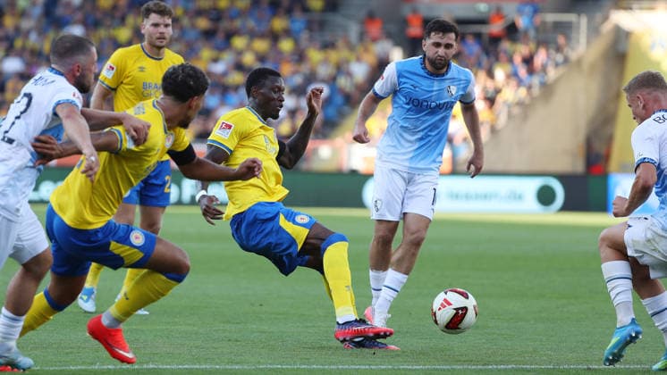 Braunschweig vs Bochum, 2. BL Braunschweig, 14.08.2026, Fußball, Herren, 2. BL, Saison 2026 2027, Eintracht Braunschweig vs. VfL Bochum: Aaron Opoku (Eintracht Braunschweig), (DFL DFB REGULATIONS PROHIBIT ANY USE OF PHOTOGRAPHS as IMAGE SEQUENCES and or QUASI-VIDEO) Stadion an der Hamburger Straße Niedersachsen Deutschland *** Braunschweig vs. Bochum, 2. Bundesliga Braunschweig, August 14, 2026, Soccer, Men s, 2. Bundesliga, 2026–2027 Season, Eintracht Braunschweig vs. VfL Bochum, Aaron Opoku, Eintracht Braunschweig; DFL and DFB regulations prohibit any use of photographs as image sequences and or quasi-video. Stadion an der Hamburger Straße, Lower Saxony, Germany