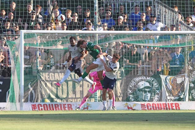 Fußball Regionalliga Nordost: BSG Chemie Leipzig - FC Carl Zeiss Jena; 14.08.2026 Luis Jakobi (39, Chemie Leipzig) versucht es unter Bedrängnis per Kopf. Fußball, Regionalliga Nordost, Saison 2026 2027, 5. Spieltag: BSG Chemie Leipzig vs. FC Carl Zeiss Jena am 14.08.2026 im Alfred-Kunze-Sportpark, Leipzig Leutzsch. *** Soccer, Northeast Regional League: BSG Chemie Leipzig vs. FC Carl Zeiss Jena, August 14, 2026; Luis Jakobi 39; Chemie Leipzig attempts a header under pressure. Soccer, Northeast Regional League, 2026–2027 season, Matchday 5: BSG Chemie Leipzig vs. FC Carl Zeiss Jena on August 14, 2026, at Alfred Kunze Sportpark, Leipzig Leutzsch Copyright: xBEAUTIFULxSPORTS JanxKaeferx