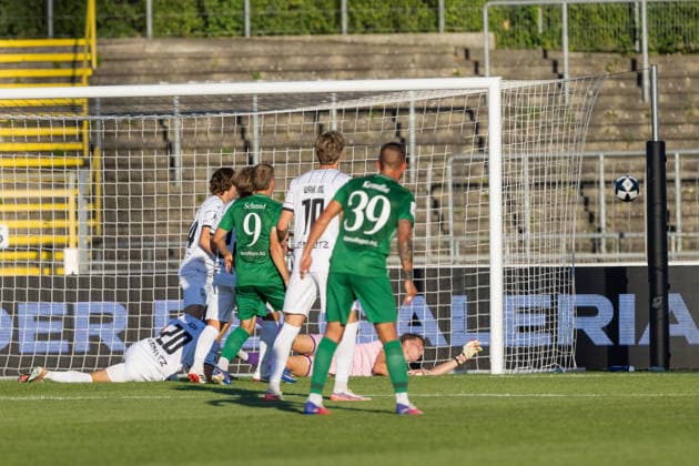 SSV Ulm 1846 Fußball vs. Kickers Offenbach, Fussball, Regionalliga, 2. Spieltag, Donaustadion Ulm 14.08.26 Robin Mantel (SSV Ulm 1846 Fußball, 30) pariert einen Ball SSV Ulm 1846 Fußball vs. Kickers Offenbach, Fussball, Regionalliga, 2. Spieltag, Donaustadion Ulm 14.08.26 Foto: Lucca Fundel Ulm Donaustadion Baden-Württemberg Deutschland *** SSV Ulm 1846 Soccer vs. Kickers Offenbach, Soccer, Regionalliga, Matchday 2, Donaustadion Ulm, August 14, 2026. Robin Mantel of SSV Ulm 1846 soccer saves a shot. SSV Ulm 1846 Soccer vs. Kickers Offenbach, Soccer, Regionalliga, Matchday 2, Donaustadion Ulm, August 26, 2014. Photo by Lucca Fundel, Ulm, Donaustadion, Baden-Württemberg, Germany