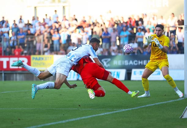 Fussball, Herren, Regionalliga Bayern, Saison 2026 2027, FC Memmingen - TSV 1860 München , e-con Arena Park im Memminger Stadion Raphael Wach (TSV 1860 München) mit einer guten Torchance in der ersten Hälfte *** Soccer, Men s, Bavarian Regional League, 2026–2027 Season, FC Memmingen vs. TSV 1860 Munich, at Arena Park in Memmingen s Raphael Wach Stadium; TSV 1860 Munich had a good scoring chance in the first half