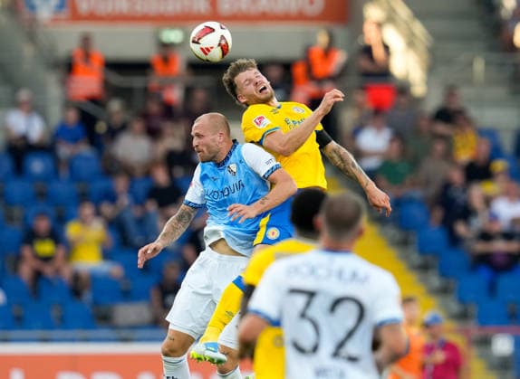 Sport Bilder des Tages Philipp Hofmann (VfL Bochum 1848, 33) und Kevin Ehlers (Eintracht Braunschweig, 21) springen zum Kopfball. GER, Eintracht Braunschweig vs VfL Bochum 1848, 2. Bundesliga, 2. Spieltag, Saison 2026-27, 14.08.2026 DFL REGULATIONS PROHIBIT ANY USE OF PHOTOGRAPHS AS IMAGE SEQUENCES AND OR QUASI-VIDEO GER, Eintracht Braunschweig vs VfL Bochum 1848, 2. Bundesliga, 2. Spieltag, Saison 2026-27, 14.08.2026 Braunschweig *** Philipp Hofmann of VfL Bochum 1848, 33, and Kevin Ehlers of Eintracht Braunschweig, 21, jump for a header in the German Bundesliga, Eintracht Braunschweig vs. VfL Bochum 1848, 2. Bundesliga, Matchday 2, 2026–27 season, August 14, 2026. DFL regulations prohibit any use of photographs as image sequences and or quasi-video. GER, Eintracht Braunschweig vs. VfL Bochum 1848, 2. Bundesliga, Matchday 2, 2026–27 season, August 14, 2026, Braunschweig Copyright: xEibner-Pressefoto ScottxColemanx EP_SCN