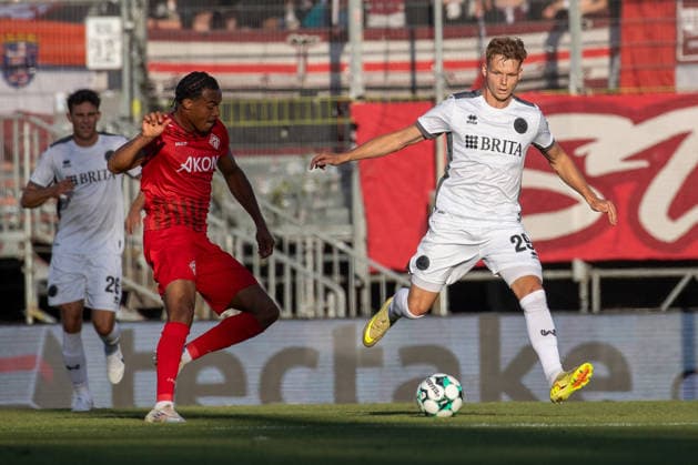 Fussball - 3. Liga - Würzburger Kicker - SV Wehen Wiesbaden - 14.08.26 Namrud Embaye (Würzburg), Philipp Hercher (SVWW), *** Soccer, 3rd Division: Würzburger Kicker vs. SV Wehen Wiesbaden, August 14, 2026, Namrud Embaye (Würzburg), Philipp Hercher (SVWW),