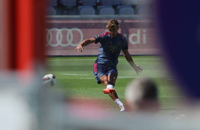 14.08.2026, FC Bayern Training, Saebenerstrasse Muenchen, Fussball, Muenchen, im Bild: Tom Bischof (FC Bayern Muenchen) beim Freistoss ueben *** August 14, 2026, FC Bayern Training, Saebenerstrasse, Munich, Soccer, Sports, Munich; pictured: Tom Bischof of FC Bayern Munich practicing free kicks