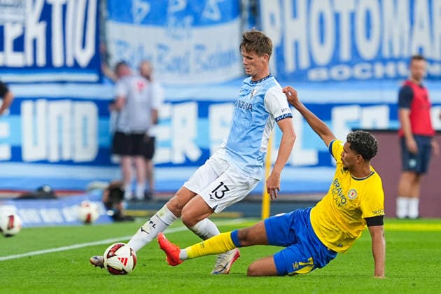 14.08.2026, xydrx, Fußball, 2. Fußball Bundesliga, Eintracht Braunschweig - VfL Bochum, Saison 2026 2027, Eintracht-Stadion: Oliver Olsen (VfL Bochum, 13) im Zweikampf gegen Yann Sturm (Eintracht Braunschweig, 7) DFB regulations prohibit any use of photographs as image sequences and or quasi-video. *** August 14, 2026, xydrx, Soccer, 2. Bundesliga, Eintracht Braunschweig vs. VfL Bochum, 2026–2027 season, Eintracht Stadium, Oliver Olsen, VfL Bochum, No. 13 in a tackle against Yann Sturm of Eintracht Braunschweig, No. 7. DFB regulations prohibit any use of photographs as image sequences and or quasi-video. Copyright: HMBxMedia YannisxDreimann