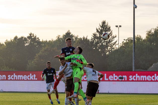 14.08.2026 Fußball 2. Bundesliga Männer Saison 2026 2027 2. Spieltag Holstein Kiel - FC St. Pauli (Kiel in Blau, St. Pauli in Weiß) Phil Harres mit dem 1:2 Anschlusstreffer für Holstein Kiel Kiel Holstein Stadion, Westring 501 Schleswig Holstein Deutschland *** August 14, 2026 Soccer 2. Bundesliga Men s 2026–2027 Season, Matchday 2: Holstein Kiel vs. FC St. Pauli (Kiel in blue, St. Pauli in white); Phil Harres scores the 1–2 goal for Holstein Kiel at Kiel Holstein Stadium, Westring 501, Schleswig-Holstein, Germany