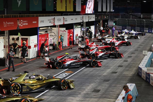 Mehrere verschiedene Gen3 Evo Rennfahrzeuge bei der Ausfahrt aus den Boxen zum 1. freies Training, FIA Formel E Weltmeisterschaft, Saison 12, London E- Prix, 14.08.2026, Nissan, DS Penske, Mahindra, Jaguar *** Several different Gen3 Evo race cars exiting the pits for Free Practice 1, FIA Formula E World Championship, Season 12, London E-Prix, August 14, 2026, Nissan, DS Penske, Mahindra, Jaguar